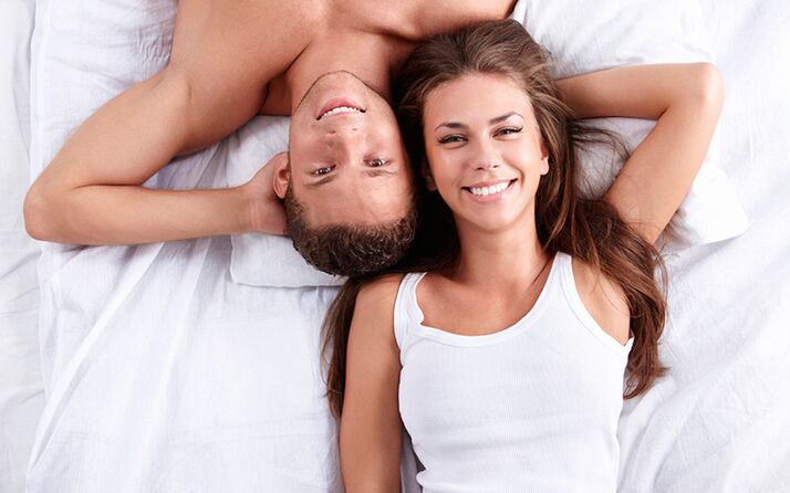 sieviete gultā ar vīrieti, palielinot želejas daļu