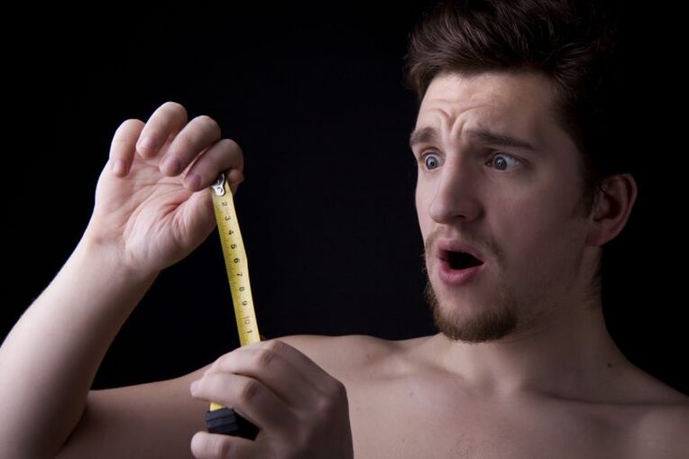 vīrietis pirms palielināšanas ar sūkni izmērīja savu dzimumlocekli